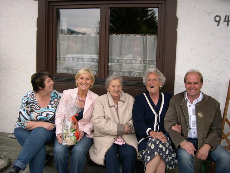 Romy Binder, BGM Sonja Ottenbacher, Loisi Legat, Frieda Binder und Vizebgm Cornel Knapp